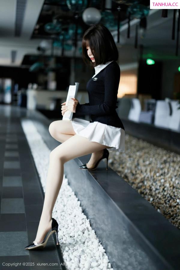   [XiuRen]高清写真图 2025.12.23 No.11138 莉芝荔枝 圣诞主题第6张图片